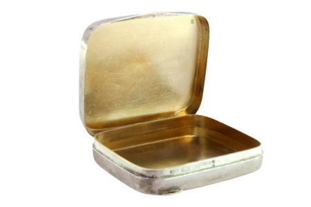  Caixa de comprimidos em prata guilhochada com interior dourado e tampa basculante.